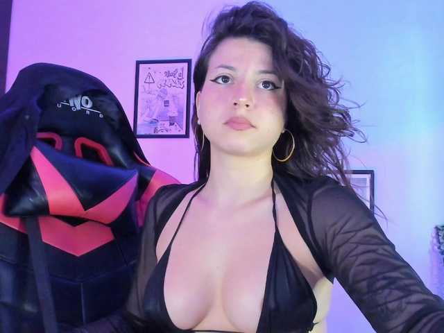 lolamustaine live cam on BongaCams