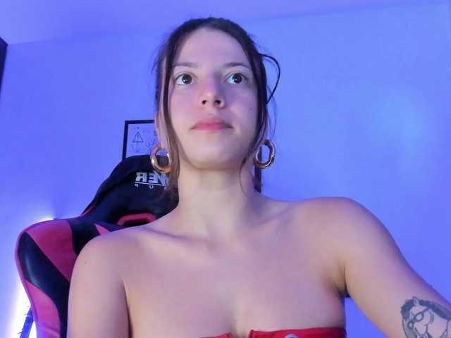 lolamustaine live cam on BongaCams