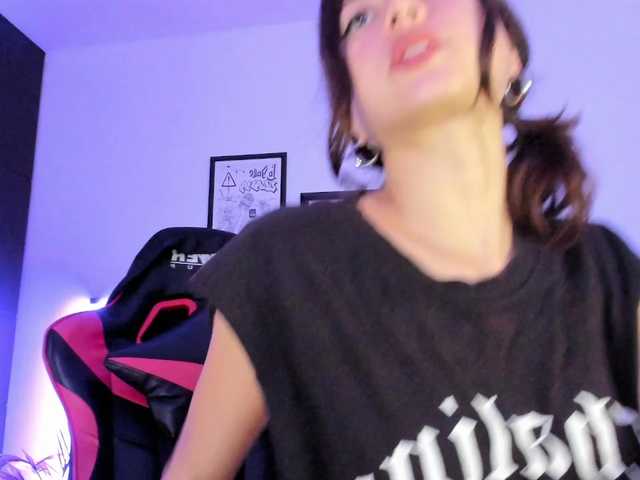 lolamustaine live cam on BongaCams