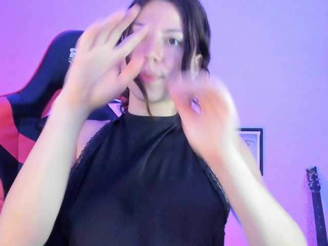 lolamustaine live cam on BongaCams