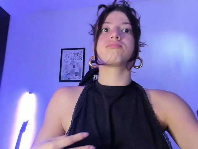 lolamustaine live cam on BongaCams