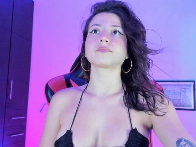 lolamustaine live cam on BongaCams