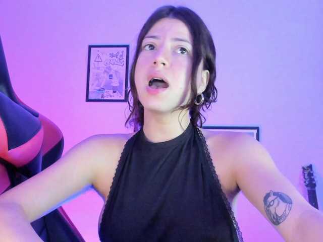 lolamustaine live cam on BongaCams