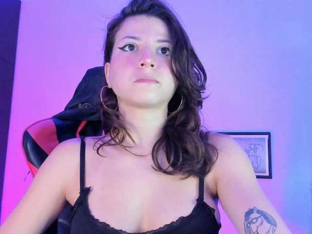 lolamustaine live cam on BongaCams