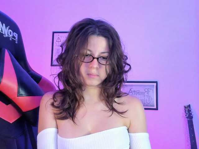 lolamustaine live cam on BongaCams