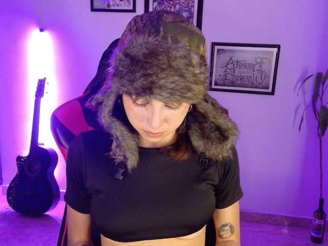 lolamustaine live cam on BongaCams