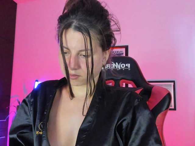 lolamustaine live cam on BongaCams