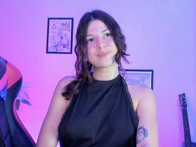 lolamustaine live cam on BongaCams