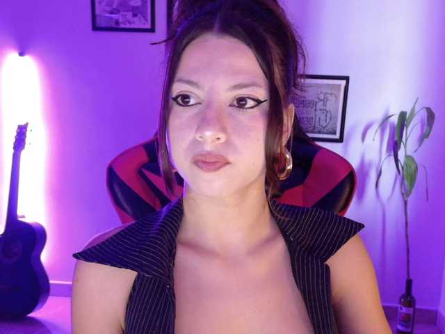 lolamustaine live cam on BongaCams