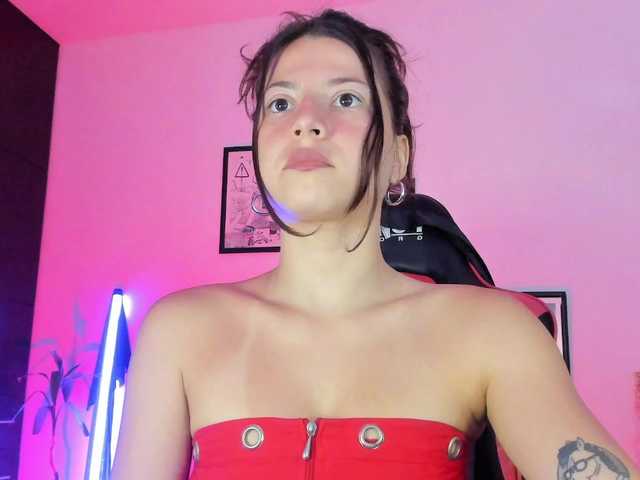 lolamustaine live cam on BongaCams
