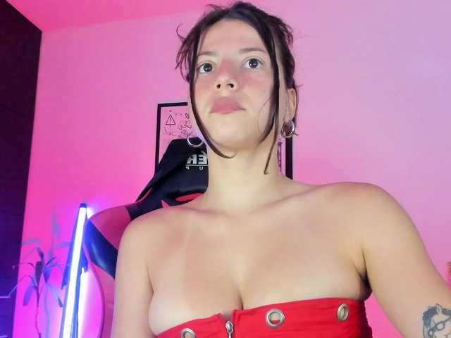 lolamustaine live cam on BongaCams