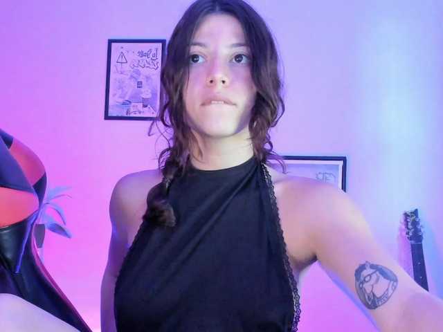 lolamustaine live cam on BongaCams