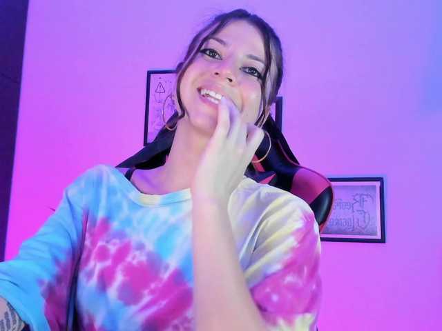lolamustaine live cam on BongaCams