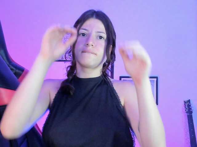 lolamustaine live cam on BongaCams