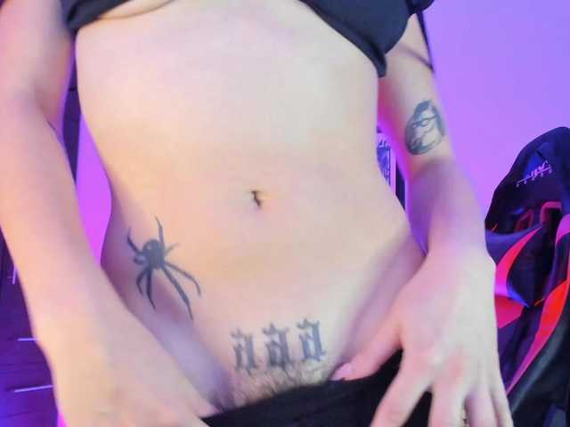 lolamustaine live cam on BongaCams