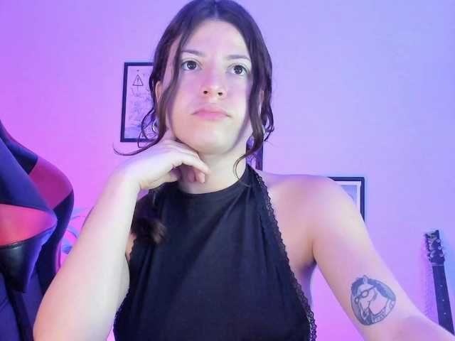lolamustaine live cam on BongaCams