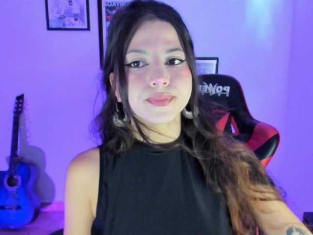 lolamustaine live cam on BongaCams