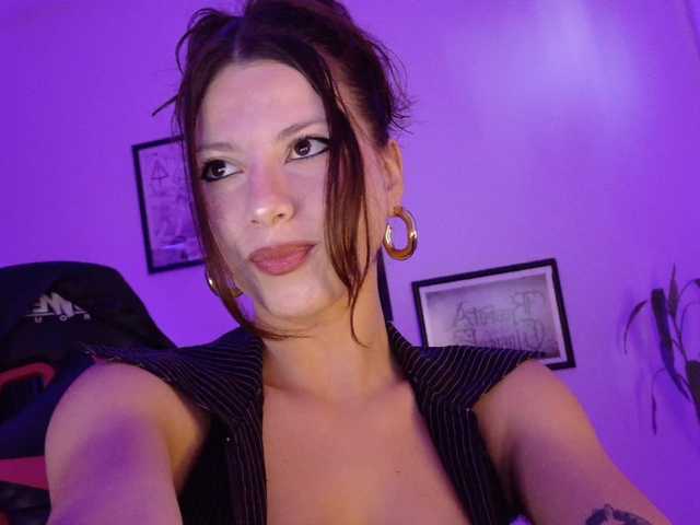 lolamustaine live cam on BongaCams
