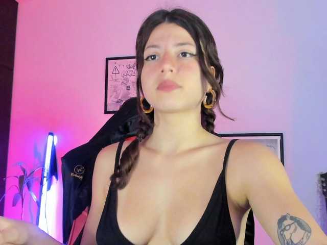 lolamustaine live cam on BongaCams