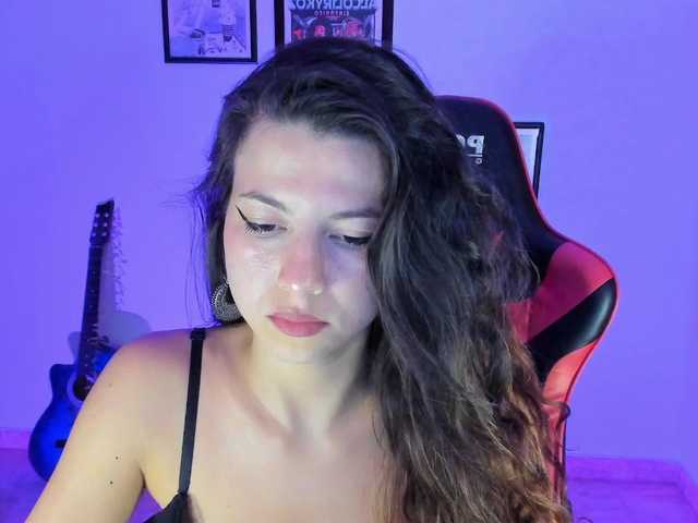 lolamustaine live cam on BongaCams