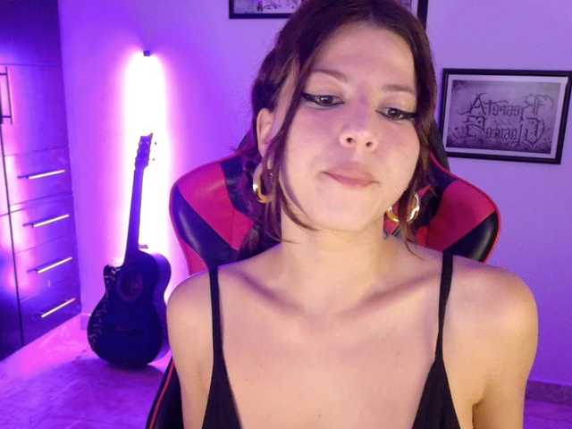 lolamustaine live cam on BongaCams