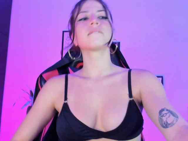 lolamustaine webcam