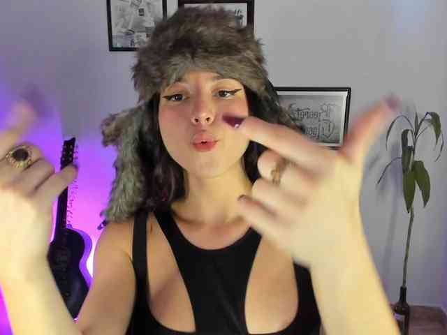 lolamustaine webcam
