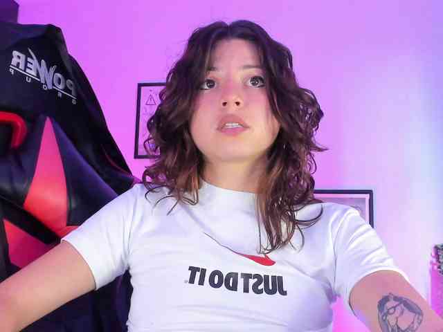 lolamustaine webcam