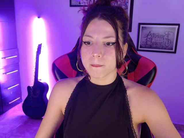 lolamustaine webcam