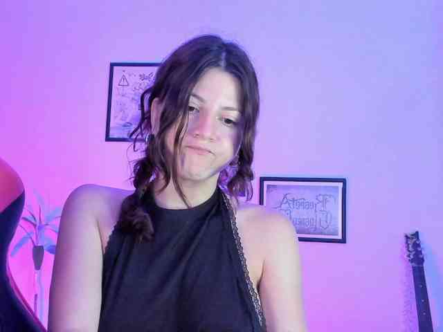 lolamustaine webcam