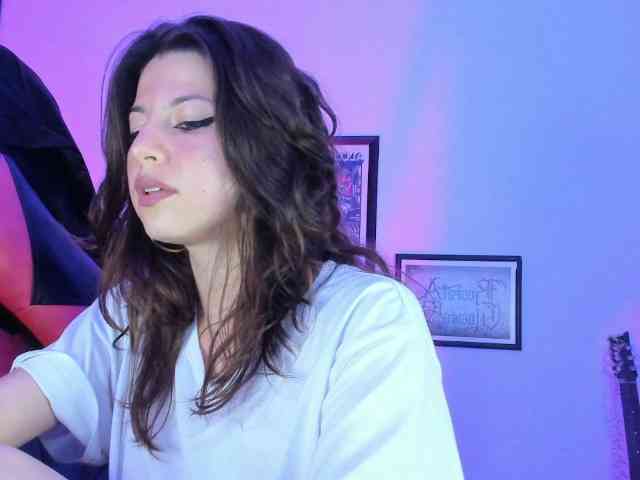 lolamustaine webcam