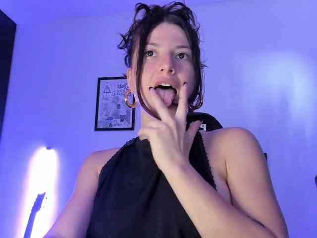 lolamustaine webcam