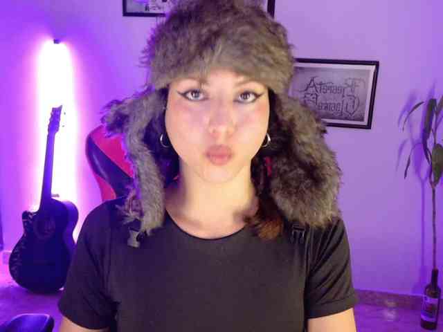 lolamustaine webcam