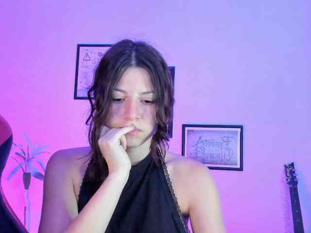 lolamustaine webcam