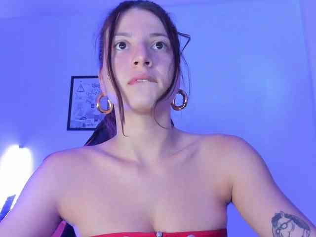lolamustaine webcam