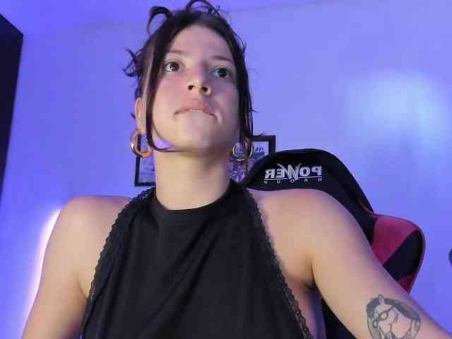 lolamustaine webcam