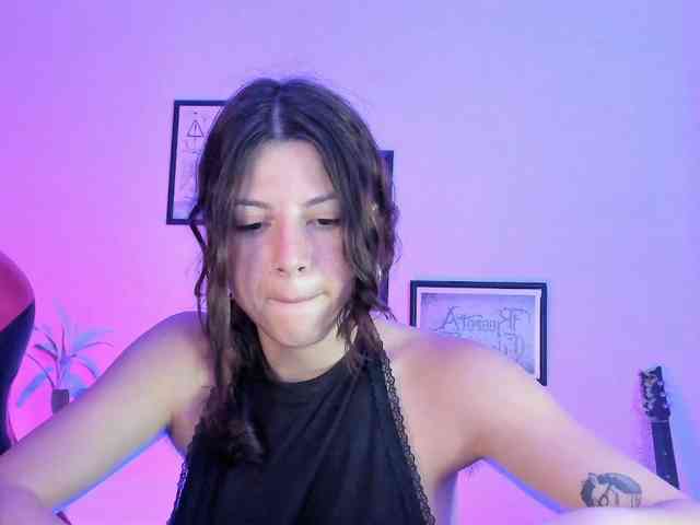 lolamustaine webcam