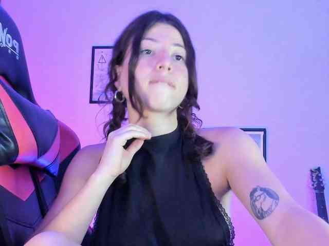 lolamustaine webcam