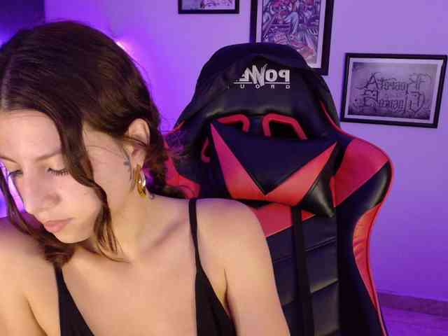 lolamustaine webcam