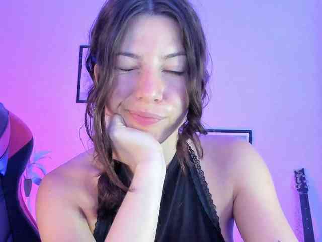 lolamustaine webcam