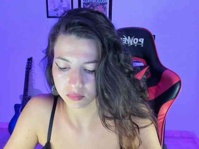 lolamustaine webcam