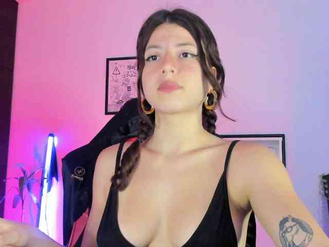 lolamustaine webcam