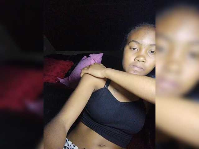 le modèle Stella11 est en webcam porno dans un show sur le site bongacams, il possède les tags suivants: Ebony,Brunette,Trimmed