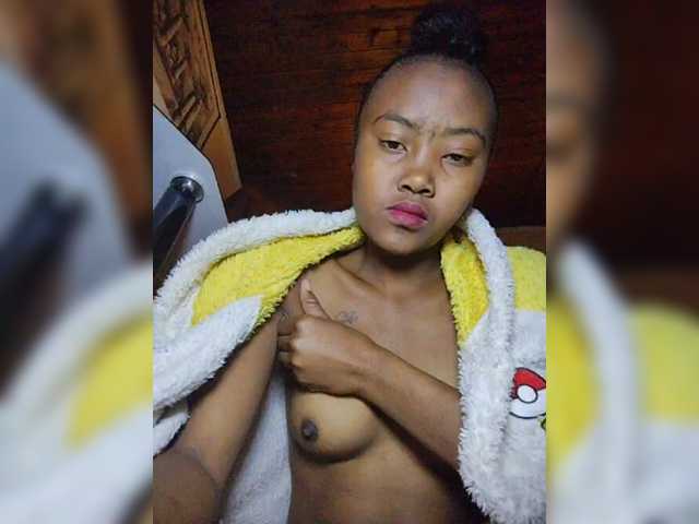 Stella11 live cam on UnifiedCams