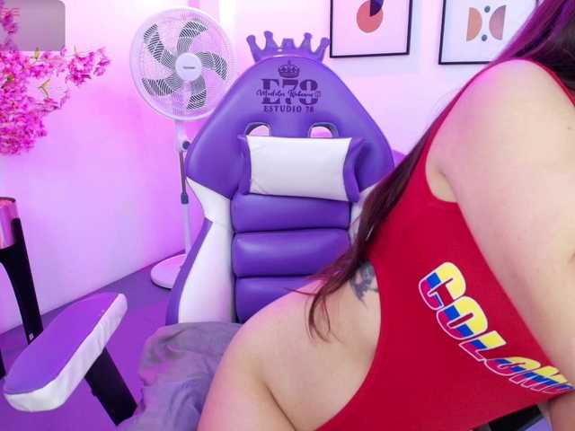 Ema-louisx live cam on BongaCams