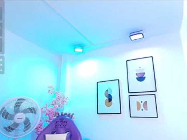 Ema-louisx live cam on BongaCams