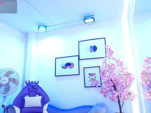 Ema-louisx live cam on BongaCams