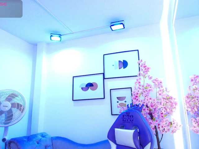 Ema-louisx live cam on BongaCams