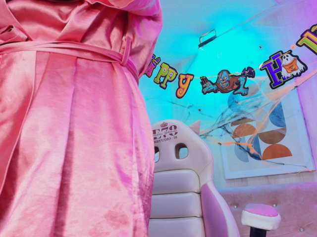 Ema-louisx live cam on BongaCams