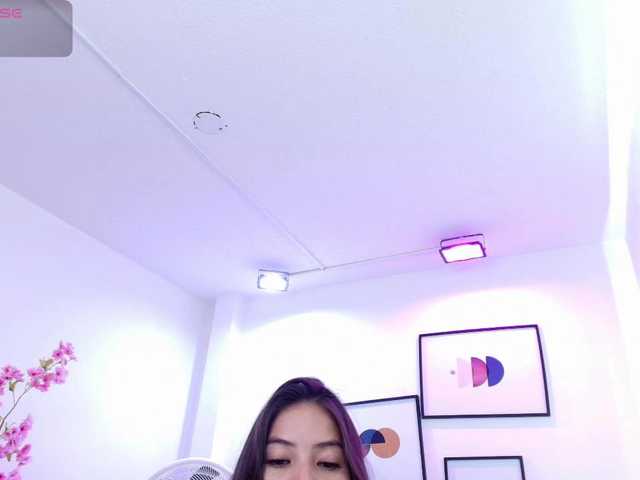 Ema-louisx live cam on BongaCams